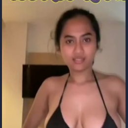 Dinda Berbikini Saat Liburan
