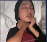 Hijab Cantik Malu-Malu Tapi Keenakan