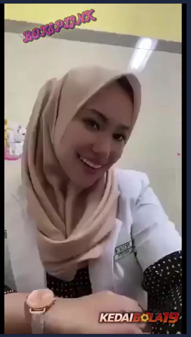Bokep Indo Ibu Dokter Cantik Keenakan Dientot